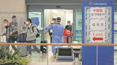 En algunas localidades de China mantienen todas las medidas de prevención de contagios por el alto índice de casos. AP