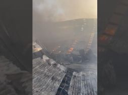 Hasta el momento y pese a las dimensiones del incendio, no se registraron personas lesionadas, sólo daños materiales. FACEBOOK / Dirección de Bomberos Tijuana