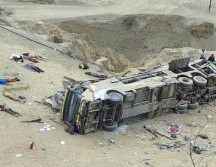 Varios pasajeros salieron disparados del camión. ESPECIAL