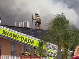 El incendio se habría declarado en un edificio construido en el año 1968. EFE