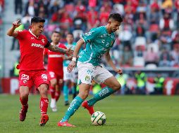 Claudio Baeza (i) del Toluca disputa un balón con Lucas di Yorio (d) del León, durante el juego. EFE/A. Cruz