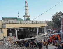 En el lugar hay una vasta operación de rescate en marcha, lanzada por los bomberos con la ayuda de maquinaria para sacar los escombros. AFP/A. Majeed
