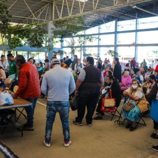 Abarrotan el parque San Jacinto por cambio de la tarjeta del Bienestar