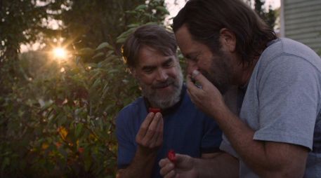 Los actores Murray Bartlett y Nick Offerman (Frank y Bill) interpretan a una pareja homosexual que viven su amor en mitad de la desolación que vive el mundo tras la llegada de un hongo que transforma a las personas en una especie de zombies. CORTESÍA