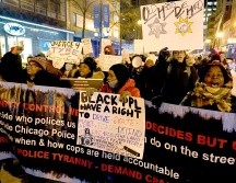 Cientos protestaron porque el policía blanco vinculado a la golpiza no fue despedido. EFE