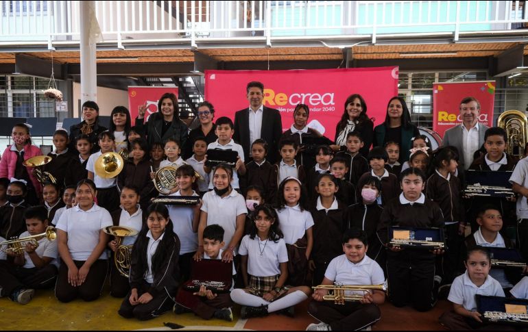 El secretario de Educación, Juan Carlos Flores Miramontes explicó que con la entrega de los 76 instrumentos musicales y 70 atriles en este plantel, se busca promover el estudio de la música en niñas y niños. CORTESÍA / SE y SC
