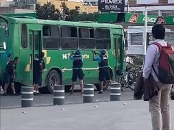 De acuerdo con testigos, el delincuente, al verse atrapado por la autoridad, amenazó al personal policial tomando como rehén al chofer y algunas personas dentro de la unidad. ESPECIAL / Comisaría de Zapopan