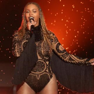 Beyoncé anuncia gira 2023 con icónica foto montada a caballo