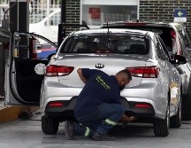 Durante la verificación, se evalúa la emisión de gases contaminantes, lo que contribuye a la preservación del aire y al mejoramiento de la calidad ambiental. EL INFORMADOR / ARCHIVO