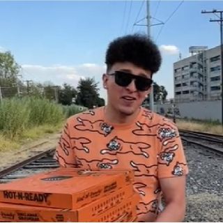 "HotSpanish" regresa al lugar donde fue asaltado para regalar pizzas y esto pasa (VIDEO)