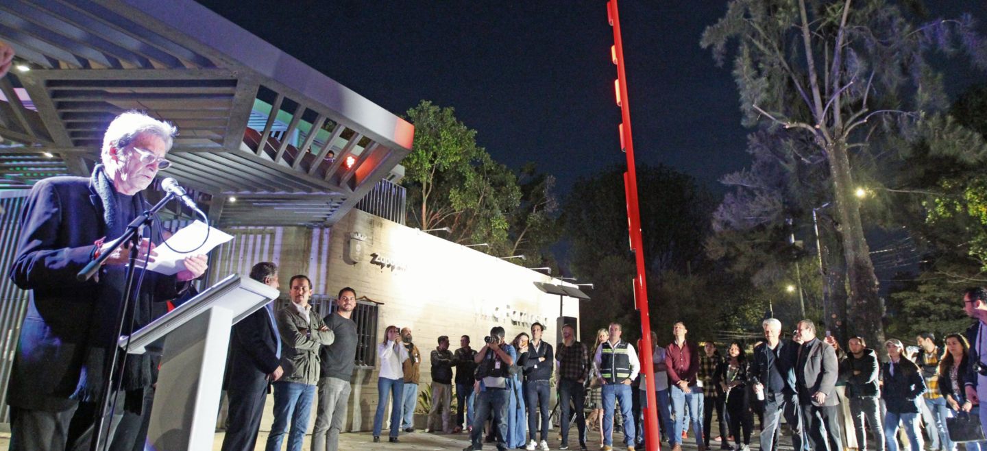El artista JC Delatorre Bouvet comenzó con las actividades del festival artístico al presentar en Villa Fantasía su obra “Línea Roja”. EL INFORMADOR/ A. Camacho