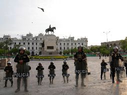 Policías resguardan la plaza San Martín en una protesta contra Diana Boluarte, que ha declarado no renunciará a la presidencia. AP/M. Mejía