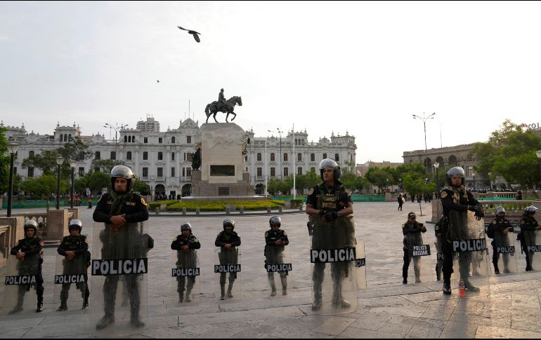 Policías resguardan la plaza San Martín en una protesta contra Diana Boluarte, que ha declarado no renunciará a la presidencia. AP/M. Mejía