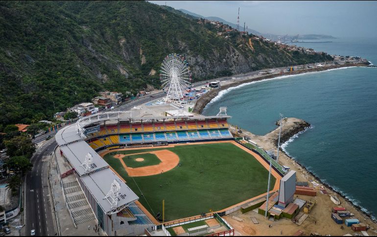 El primer partido se juega en el estadio Jorge Luis García Carneiro, una moderna estructura ubicada frente al Mar Caribe con capacidad para 14 mil 300 personas. TWITTER / @MLBVenezuela