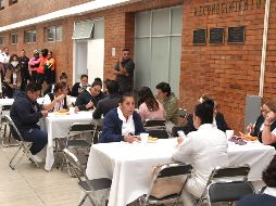 Pablo Lemus repartió 200 tamales y 40 litros de chocolate caliente al personal de la Cruz Verde Delgadillo Araujo. EL INFORMADOR/A. Camacho