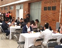 Pablo Lemus repartió 200 tamales y 40 litros de chocolate caliente al personal de la Cruz Verde Delgadillo Araujo. EL INFORMADOR/A. Camacho