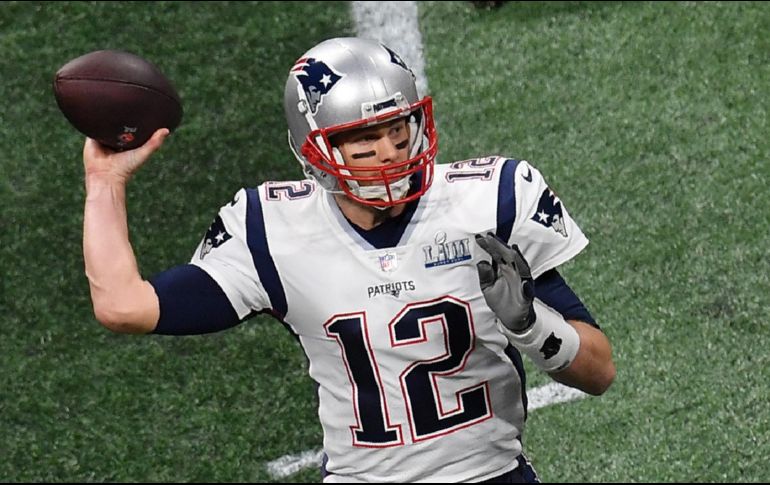 Tom Brady obtuvo seis de sus siete campeonatos con los Patriots. AFP / ARCHIVO