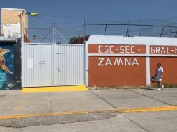 Padres de familia de la secundaria acudieron a la escuela preocupados por sus hijos. SUN