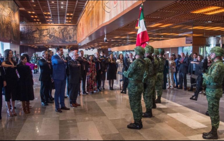 Los honores a la Bandera se realizaron en el vestíbulo.