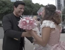 Chayanne descendió de la camioneta con un ramo de flores y subió los escalones para acercarse a la joven quien lloró de felicidad. YOUTUBE / Amazon Music