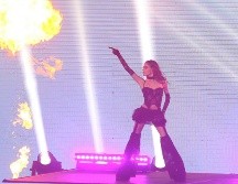 La velada comenzó cerca de las 21:20 horas, en la escenografía, como parte de los visuales se plasmaba una recámara en tonos rosas. EL INFORMADOR / A. Camacho