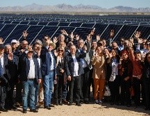 El canciller Marcelo Ebrard, el gobernador de Sonora, Alfonso Durazo, y el embajador de EU, Ken Salazar, posan junto a otros funcionarios delante de los paneles solares. AP/R. Cunha