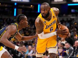 Anoche, LeBron se convirtió en el segundo jugador de la historia de la liga en superar la marca de los 38 mil 300 puntos. AP / M. Conroy