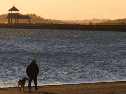 La autoridades instaron a los residentes a que, en la medida de lo posible, permanezcan puertas adentro y que, si necesitan salir, se abriguen con abundancia. EFE / C. J. Gunter