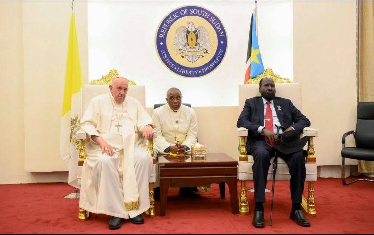 El Papa se reunió con el presidente sursudanés, Salva Kiir Mayardit, y el líder opositor y vicepresidente del Gobierno de unidad nacional, Riek Machar. EFE/VATICAN MEDIA