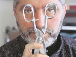 El diseñador dejó huella en la industria del vestido y la perfumería. AFP