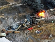 Los vagones del tren contenían productor químicos, algunos inflamables. AP