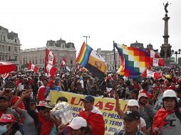 Personas participan en una manifestación en Lima que exige la renuncia de Dina Boluarte y el adelanto de elecciones. EFE/P. Aguilar