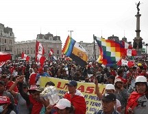 Personas participan en una manifestación en Lima que exige la renuncia de Dina Boluarte y el adelanto de elecciones. EFE/P. Aguilar