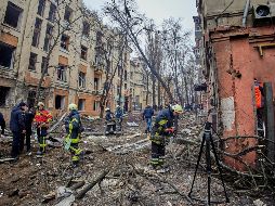 Un misil ruso S-300 cayó cerca de un bloque de apartamentos y otro alcanzó un edificio de enseñanza superior. EFE/S. Kozlov