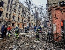 Un misil ruso S-300 cayó cerca de un bloque de apartamentos y otro alcanzó un edificio de enseñanza superior. EFE/S. Kozlov