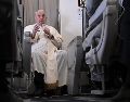 El Papa Francisco habló sobre diversos temas con periodistas que lo acompañan de vuelta al Vaticano. EFE/T. Fabi