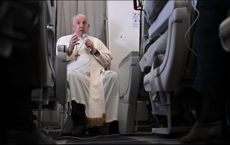 El Papa Francisco habló sobre diversos temas con periodistas que lo acompañan de vuelta al Vaticano. EFE/T. Fabi