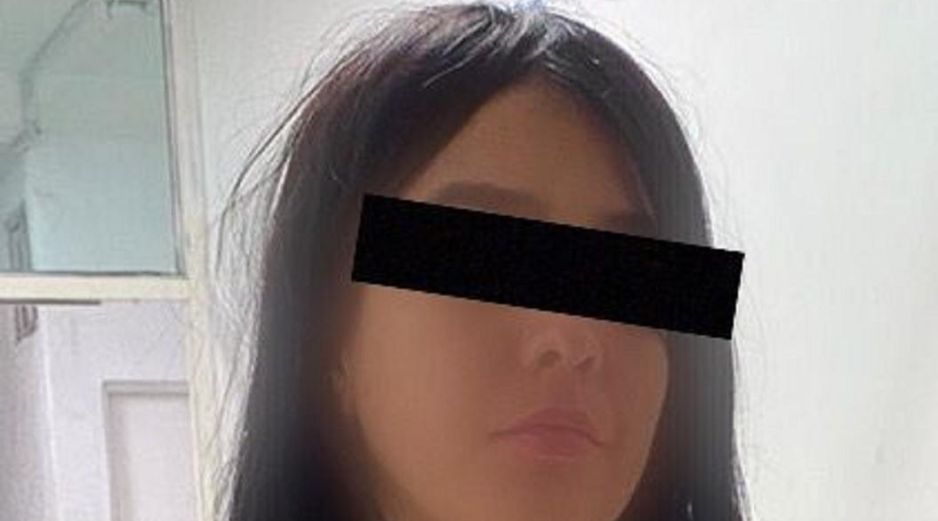 Paola “M”, de 24 años de edad, comenzó a agredir física y verbalmente a las policías, por lo que fue contenida por oficiales de la Secretaría de Seguridad del Estado. ESPECIAL