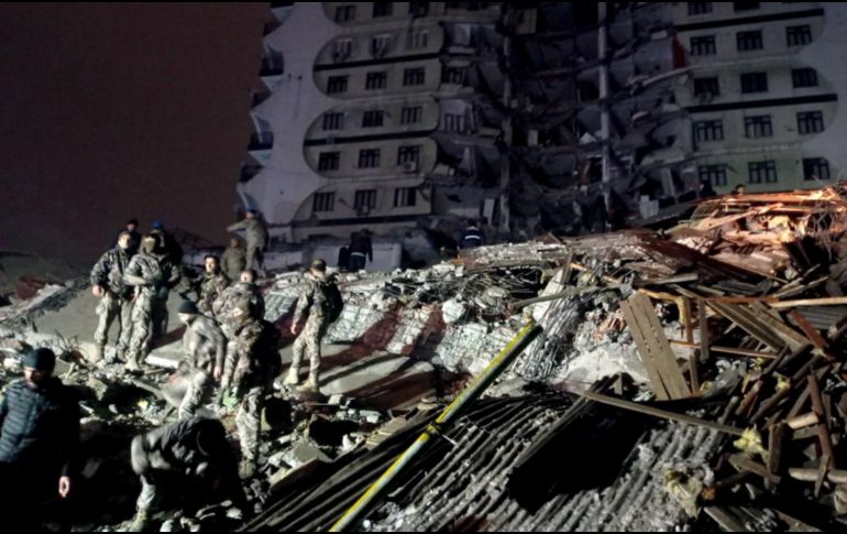 Soldados turcos y rescatistas intentan ayudar a las víctimas en el sitio de un edificio derrumbado después del terremoto en Diyarbakir, Turquía. EFE