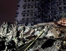Soldados turcos y rescatistas intentan ayudar a las víctimas en el sitio de un edificio derrumbado después del terremoto en Diyarbakir, Turquía. EFE