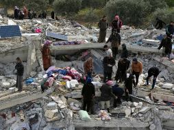Las bajas temperaturas y la nieve en la zona, donde también hay territorios montañosos de difícil acceso, complican las tareas de rescate. AP/G. Alsayed