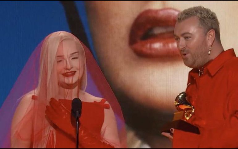 Kim y Petras y Sam Smith durante su discurso de premiación. ESPECIAL/ Grammy