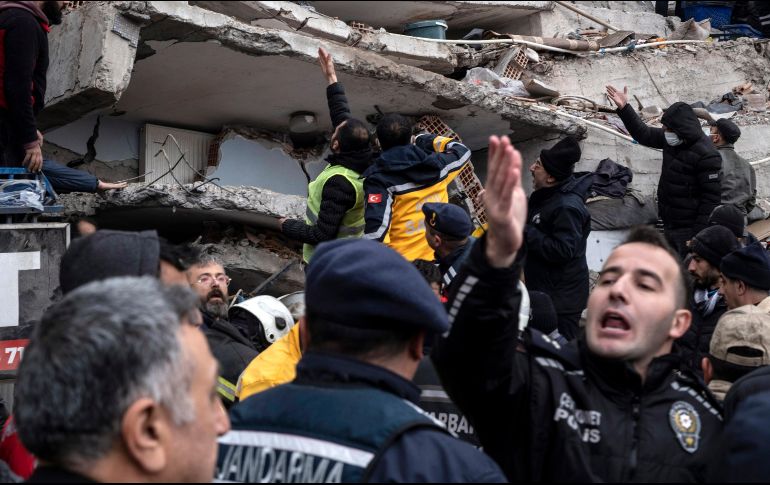 Rescatistas y ciudadanos amanecieron realizando trabajos en los edificios colapsados. EFE/R. Tekin
