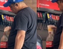 En un clip de apenas nueve segundos de duración, se aprecia la manera en que el hombre rellena su botella. ESPECIAL/CAPTURA DE VIDEO