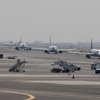 No se afectará a trabajadores de aerolíneas mexicanas: López Obrador