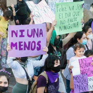 ¿A dónde puedo llamar para denunciar violencia contra la mujer en Jalisco?