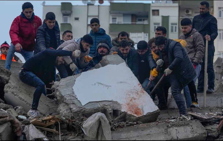 Informan que nueve mil 700 rescatistas están participando en las labores de localización y asistencia de las víctimas. AP/K. Hamra