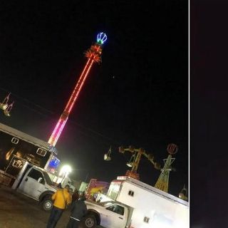 ¡Sin salida! Falla juego en feria y deja personas atrapadas a 40 metros de altura