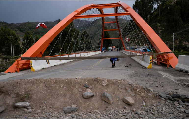 Las lluvias también provocaron deslizamientos de tierra en las carreteras. R. Abd. AP