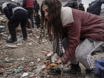 Habitantes removían escombros con sus manos para ayudar a rescatar sobrevivientes. M. Karali/AP
